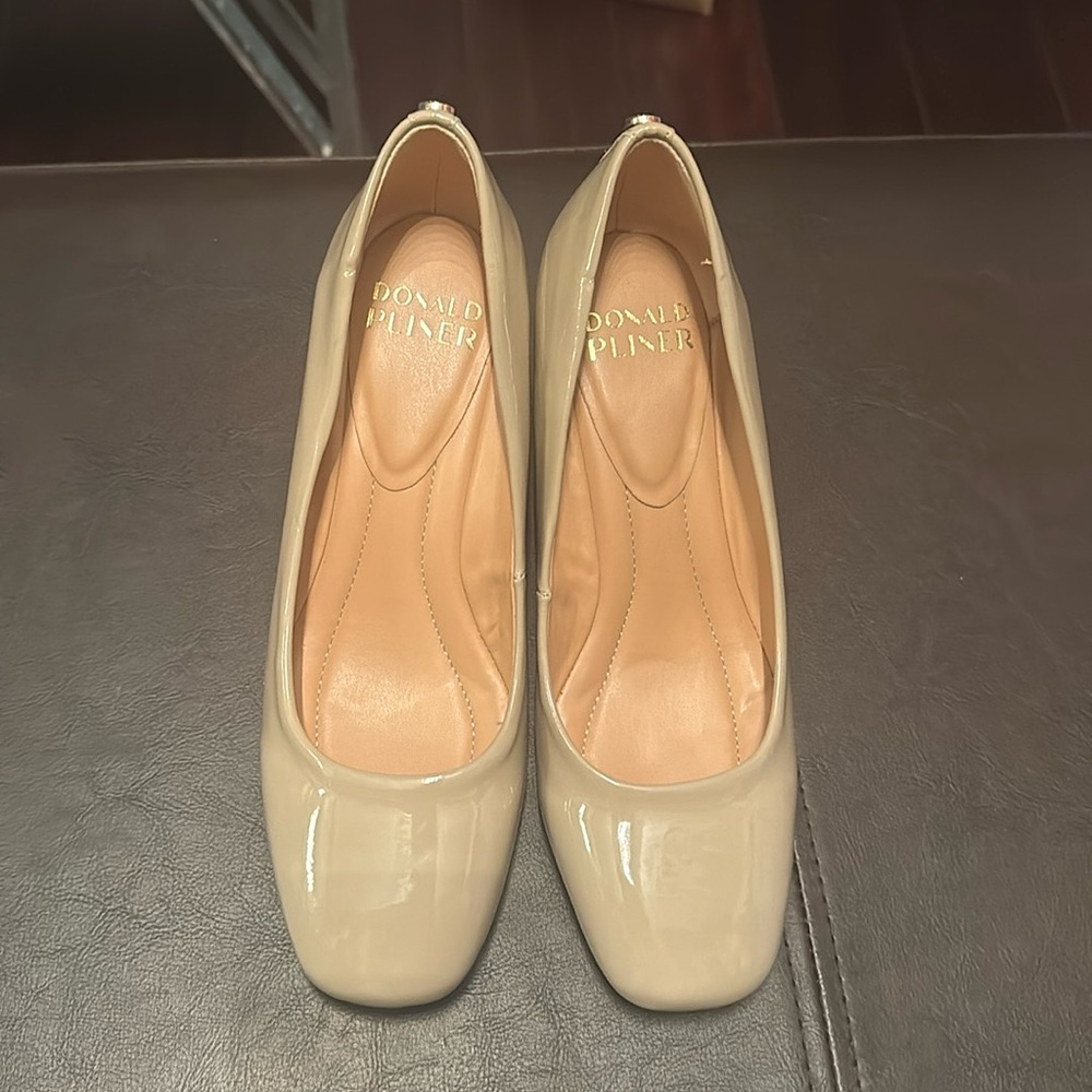 Brand new Donald Pliner Audry size 6 patent leather shoe never worn